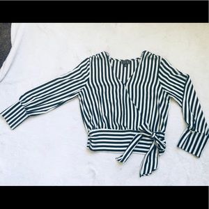 Cute black & white long sleeve shirt.